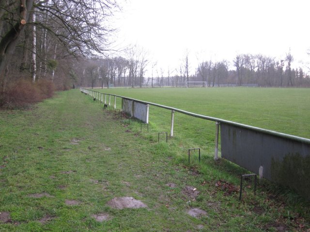 Erneuerung der Bänke auf dem Sportplatz