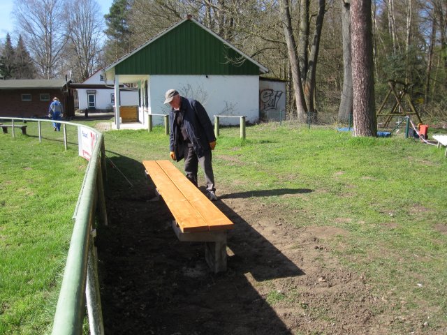 Erneuerung der Bänke auf dem Sportplatz