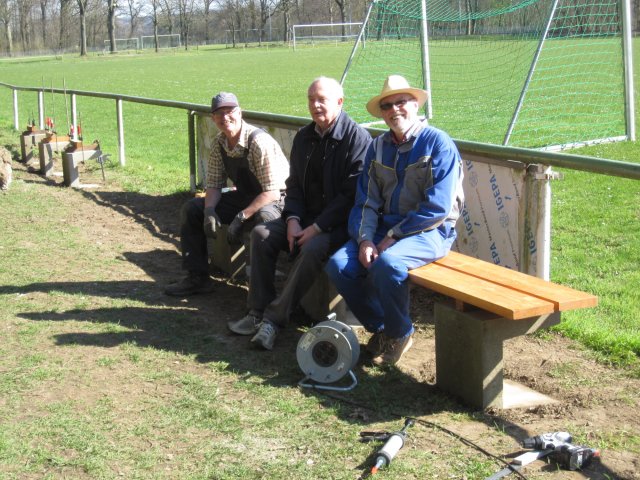 Erneuerung der Bänke auf dem Sportplatz