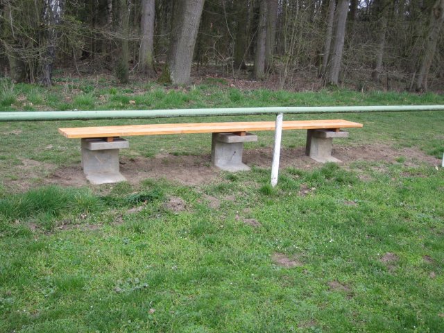 Erneuerung der Bänke auf dem Sportplatz