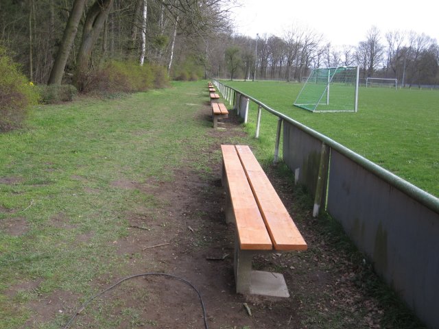 Erneuerung der Bänke auf dem Sportplatz