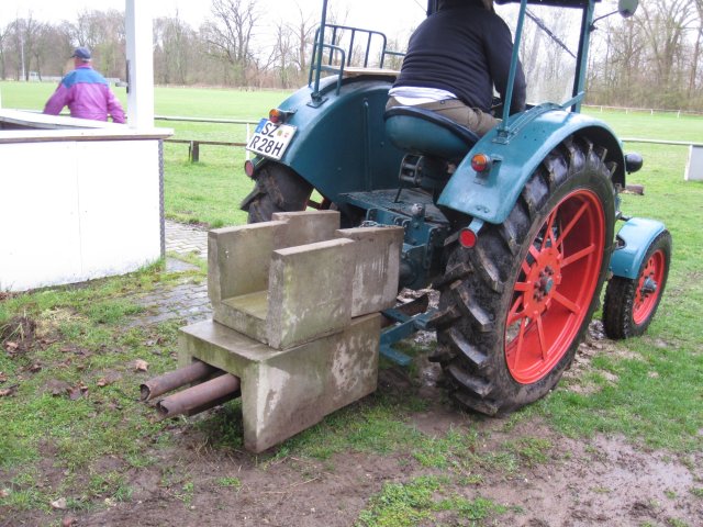 Erneuerung der Bänke auf dem Sportplatz