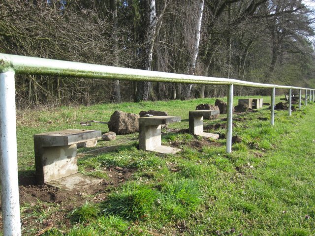 Erneuerung der Bänke auf dem Sportplatz