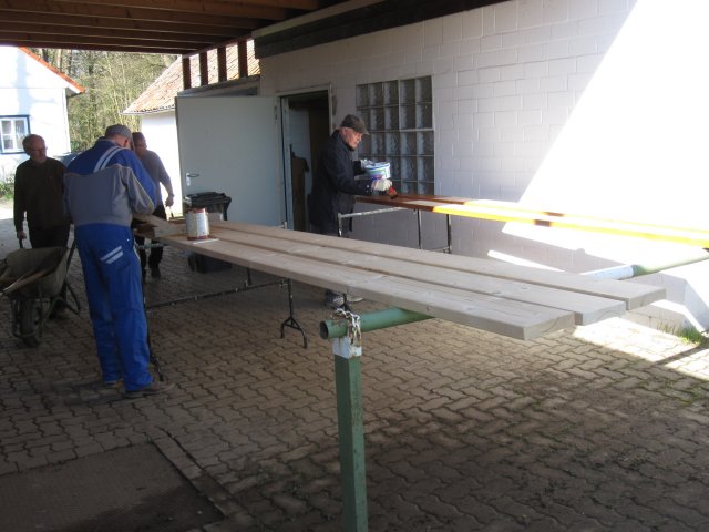 Erneuerung der Bänke auf dem Sportplatz