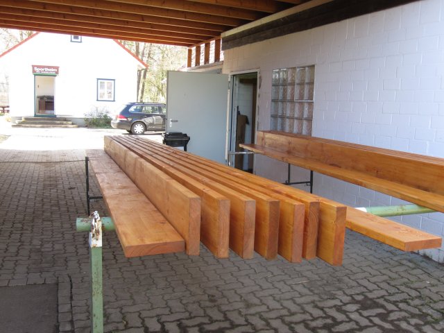 Erneuerung der Bänke auf dem Sportplatz