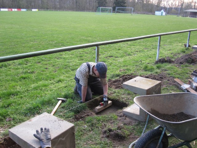 Erneuerung der Bänke auf dem Sportplatz