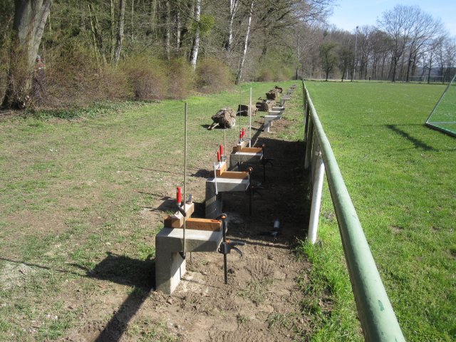 Erneuerung der Bänke auf dem Sportplatz