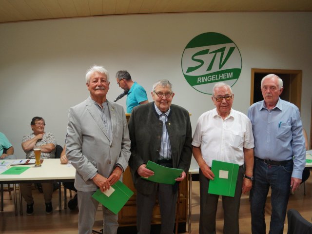 Urkunden für langjährige Mitgliedschaft erhielten: